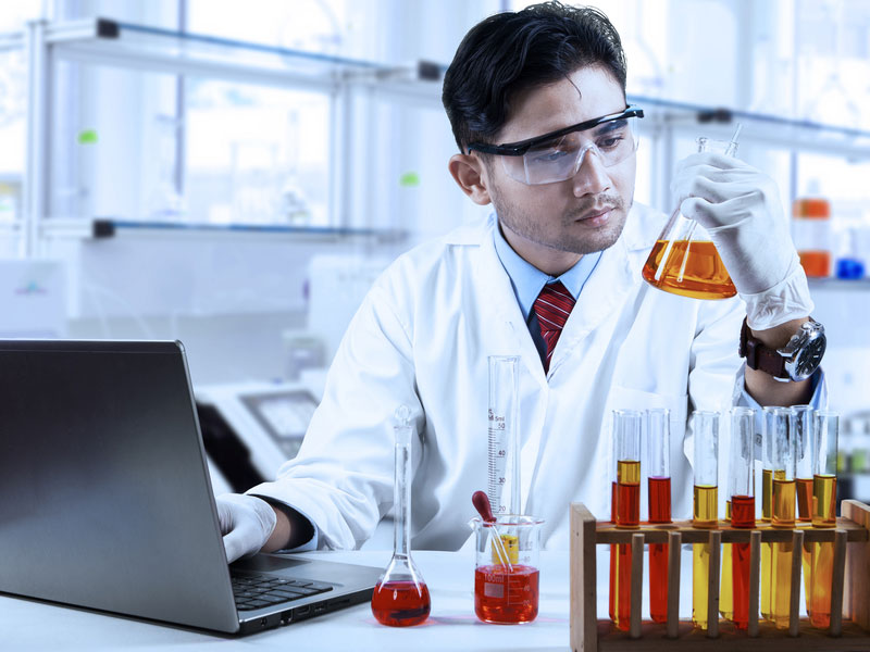 داروساز جهت گرفتن مجوز خام در کلاردشت